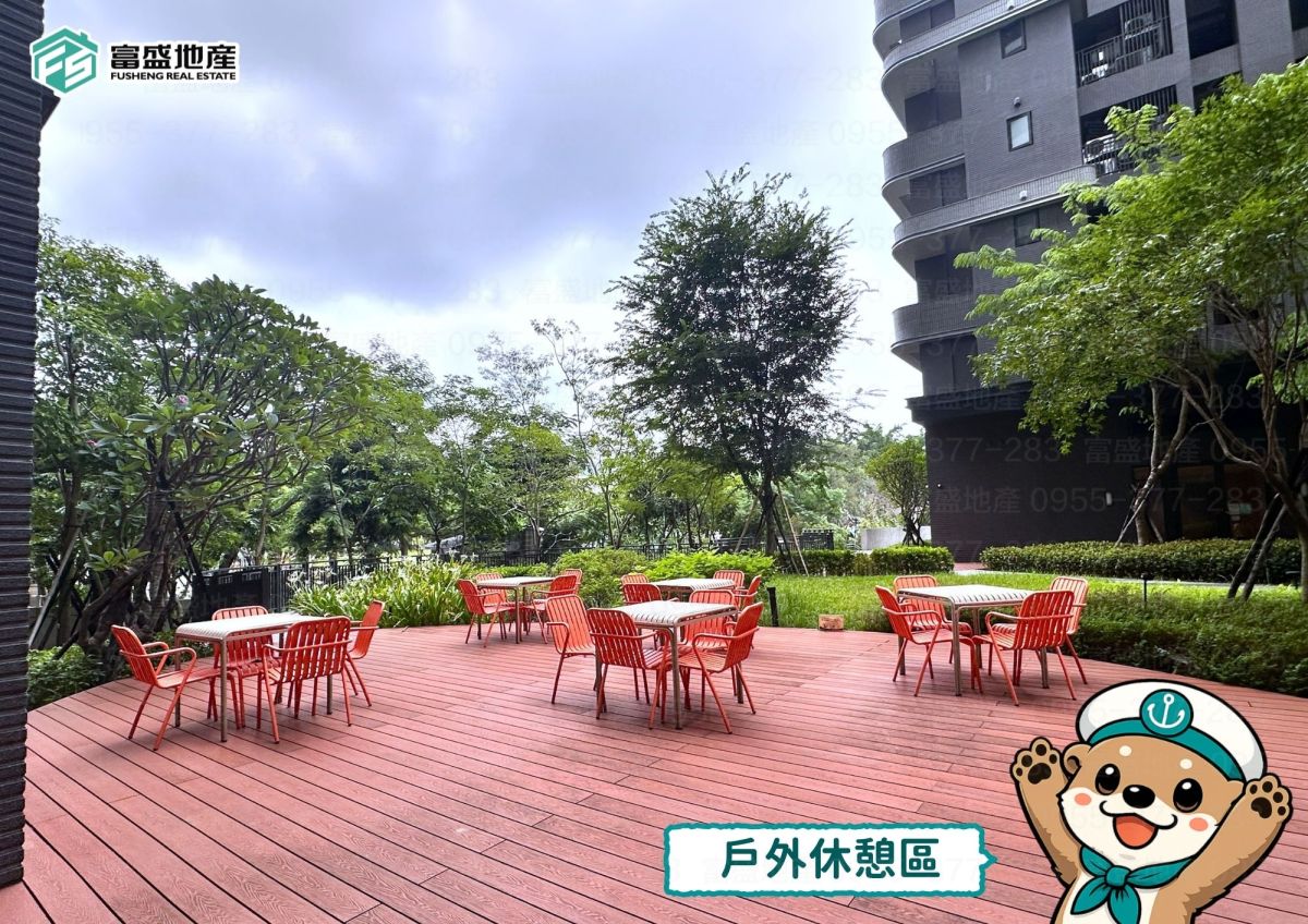 總太心之所向 戶外休憩區 紅色木紋露台桌椅｜北屯建案 總太建案 公設