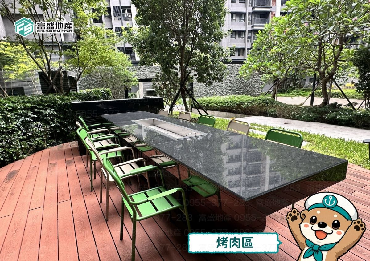 總太心之所向 公設實景照 烤肉區 石材長桌嵌燒烤爐與綠色座椅｜北屯建案 公設