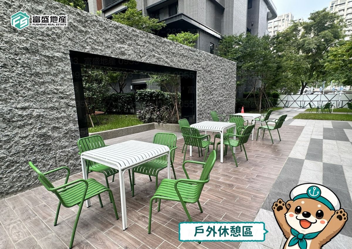 總太心之所向 戶外休憩區 洗石景觀牆框景窗與白桌綠椅｜北屯建案 總太建案 公設