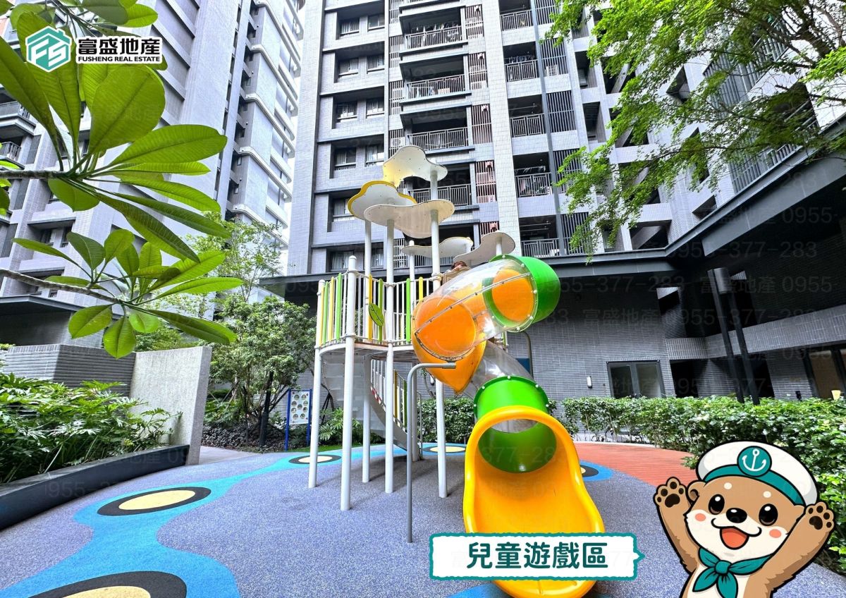 總太心之所向 公設實景照 兒童遊戲區 管狀溜滑梯與雲朵遮陽板｜北屯建案 親子公設