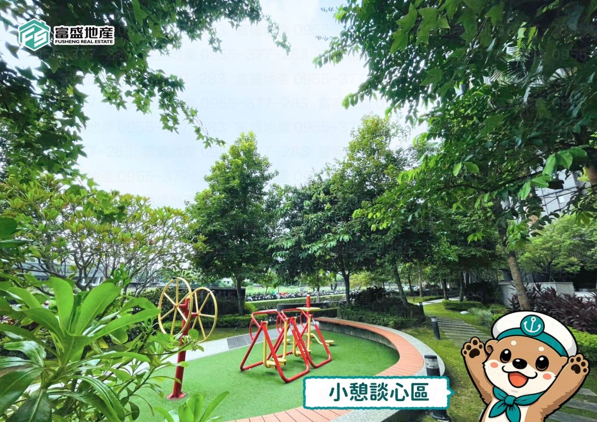 總太聚作 公設實照 小憩談心區 草坪戶外體健器材與弧形花台座緣｜北屯建案 公設