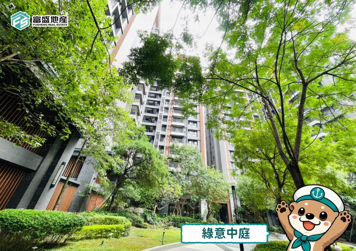 總太聚作 公設實照 綠意中庭 密植喬木遮蔭與木格柵大廳立面｜北屯建案 總太建案 公設